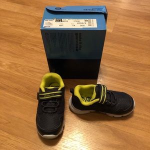 Stride rite made 2 play shoes